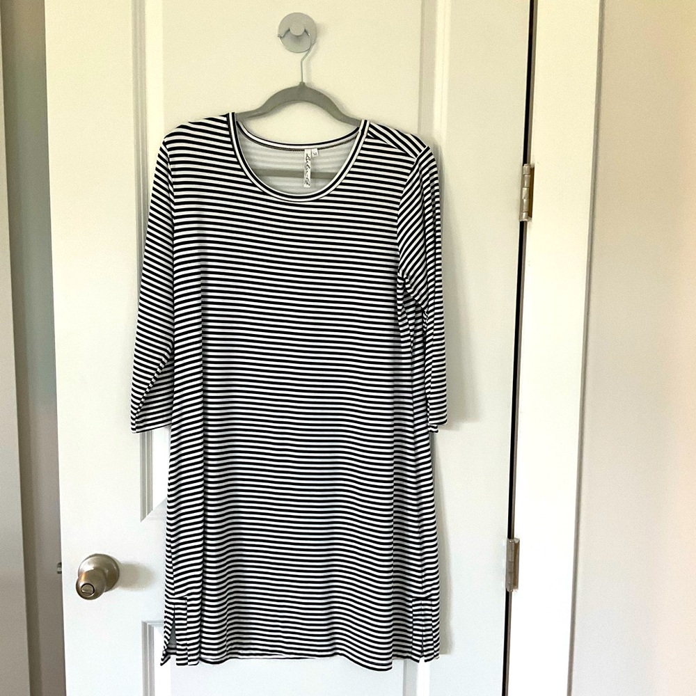 Lulu B Long Sleeve Dress. Size M. Black/White stripes.